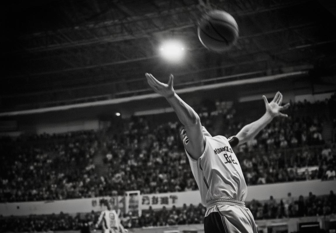 北控男篮VS深圳队巅峰对决：激情碰撞与战术解析(图4)